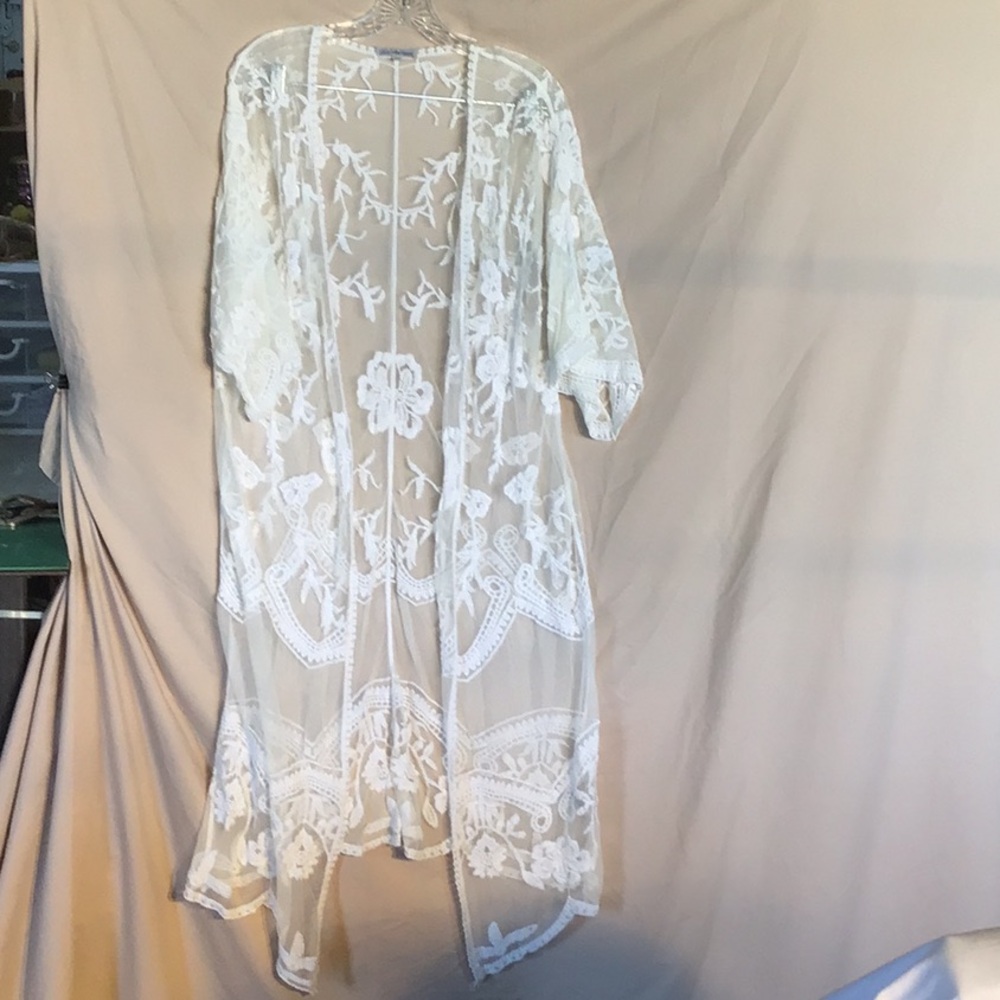 Charlotte Russe White Lace Kimono with Scalloped Hem size L
